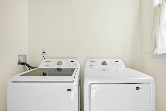 Building Photo - 4663 Bayview Dr