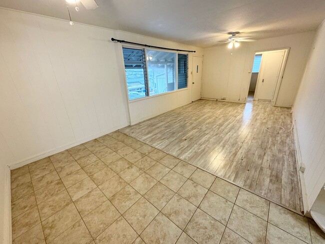 Building Photo - Move in ready 3 bedroom w/ parking near Li...