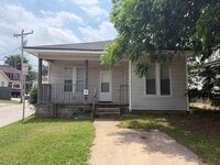 Building Photo - 3bed/1bath Home Available Just Steps Away From Norman's Campus Corner!!