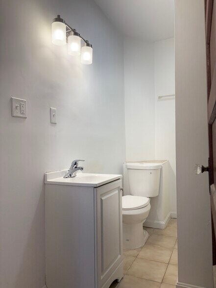 Building Photo - 71 Ayrault St