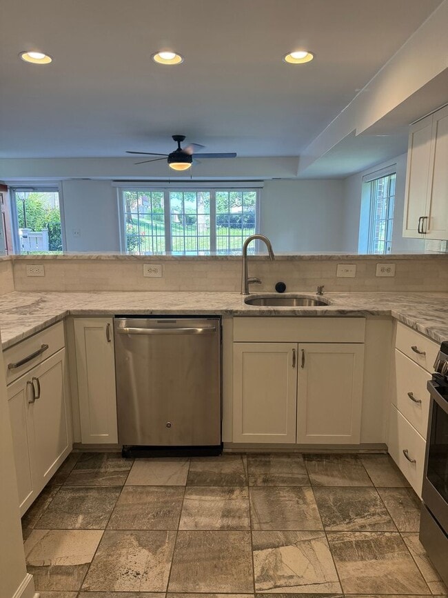 Building Photo - Large, Luxurious 2 Bedroom 2 Bath at Parks...