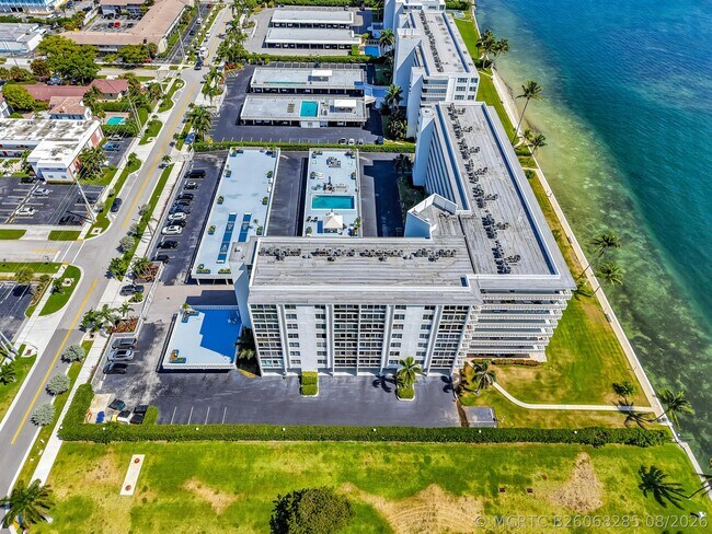 Building Photo - 301 Lake Shore Dr