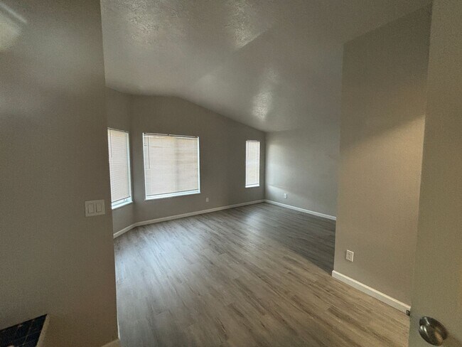 Building Photo - 3 Bedroom 3 Bath House *Move in special $1,000 off first months rent*