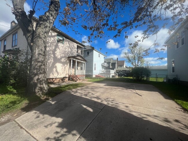 Building Photo - AVAILABLE JUNE - Upper 2 Bed 1 Bath Apt w/ Private Laundry