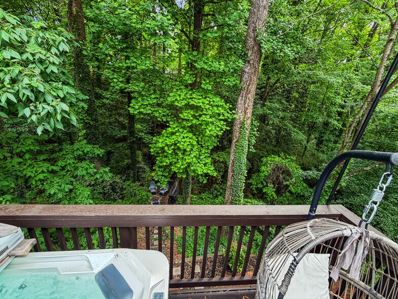 Building Photo - 1106 Glenrose Dr SE