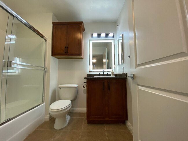 Building Photo - Beautifully Renovated 1-Bedroom Condo in R...