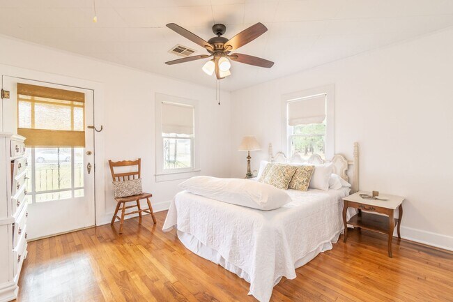 Building Photo - 208 Ella St