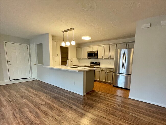 Building Photo - 8051 Bay Branch Dr