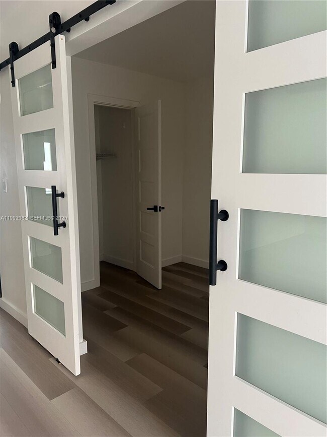 Building Photo - 225 SE 16th Ave