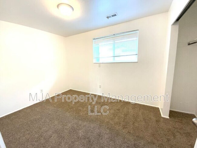 Building Photo - 2523 S Lakecrest Dr