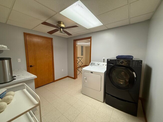 Building Photo - 20 N Lakeshore Dr