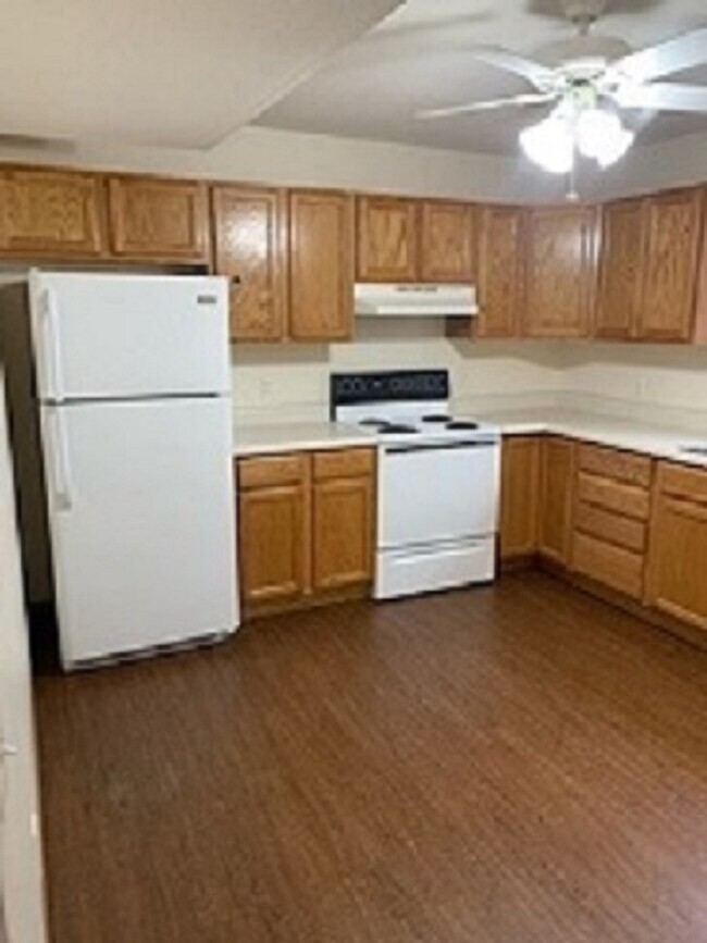 Kitchen - vinyl plank flooring - 405 Franklin St