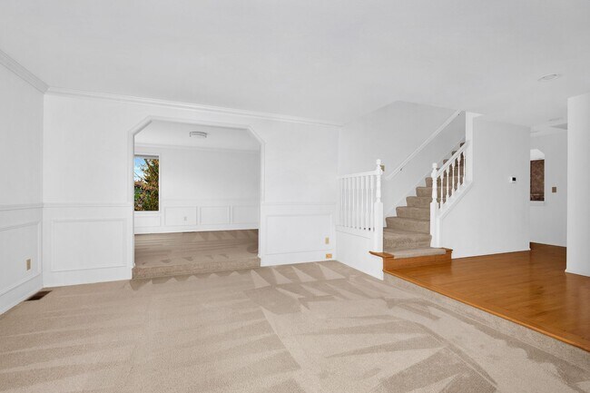 Building Photo - Open 3 Bedroom in Nice Neighborhood Close to Everything