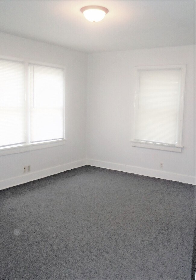 living room - 429 Kern St