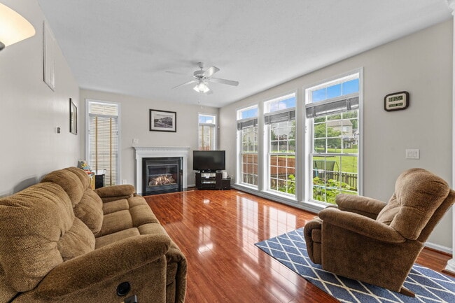 Building Photo - Welcome home to this well-maintained 4-bed...