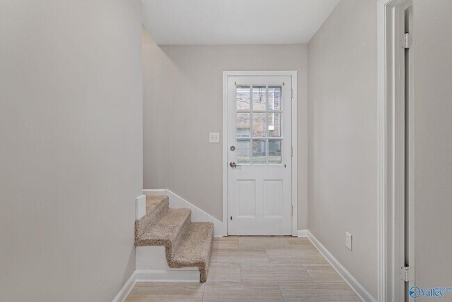 Building Photo - 820 Tannahill Dr SE
