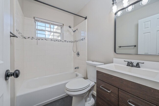 Building Photo - 3 bedroom in Mary Esther Heights!