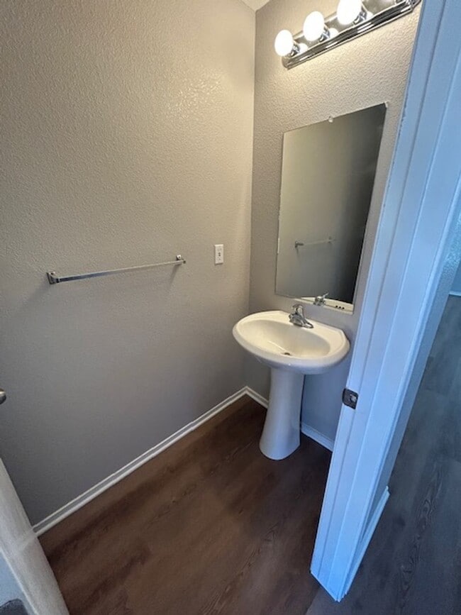 Building Photo - Newly remodeled 3 bedroom 2.5 bathroom in ...