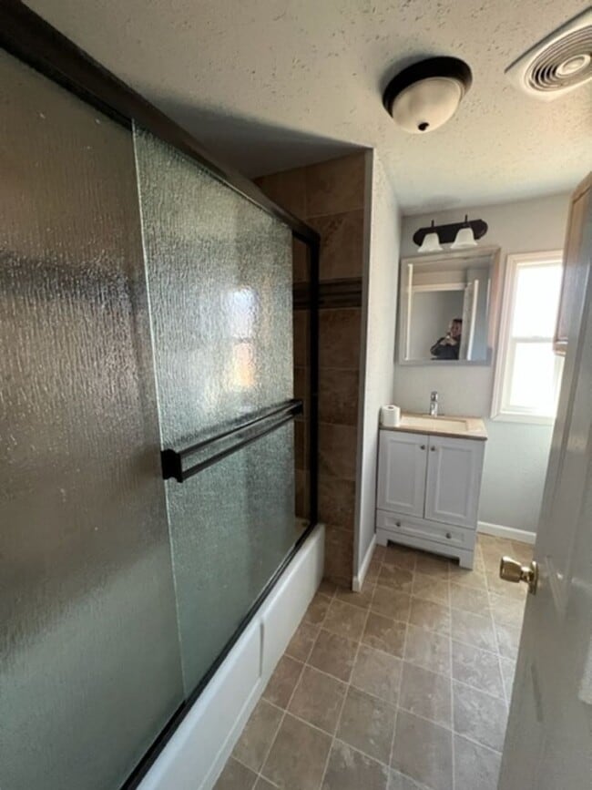 Building Photo - Large 3 Bedroom 2 Bath with Fenced Yard