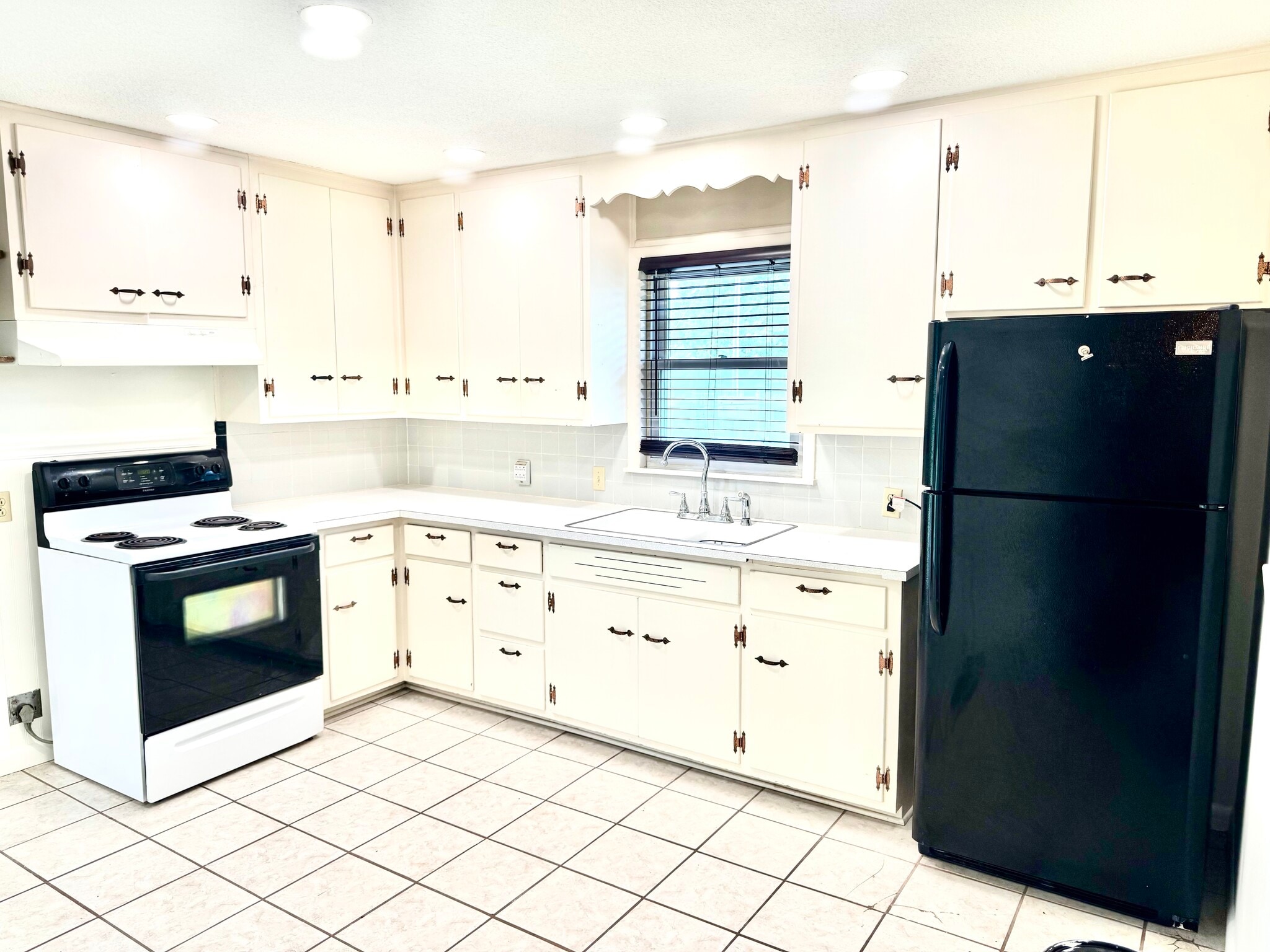 Building Photo - 2700 Castlewood Pl