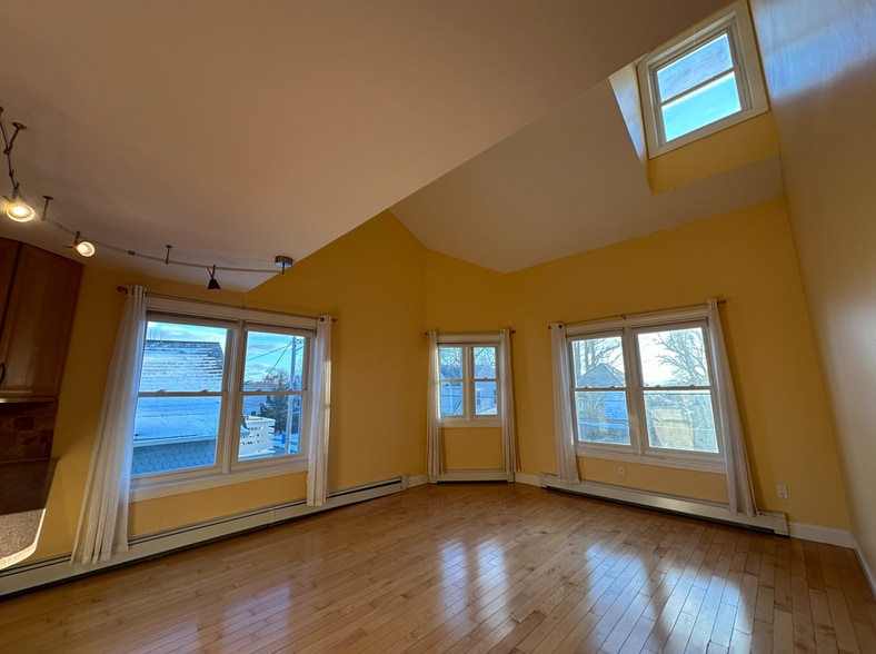 LIVINGROOM - 62 Lakeview Ter