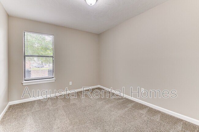 Building Photo - 152 Conifer Dr