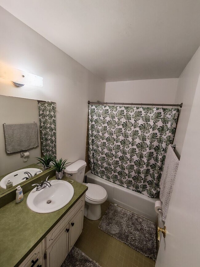 Building Photo - Charming 2-Bedroom Home in an Unbeatable L...