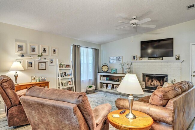 Building Photo - Updated 3 Bedroom in Central Location!