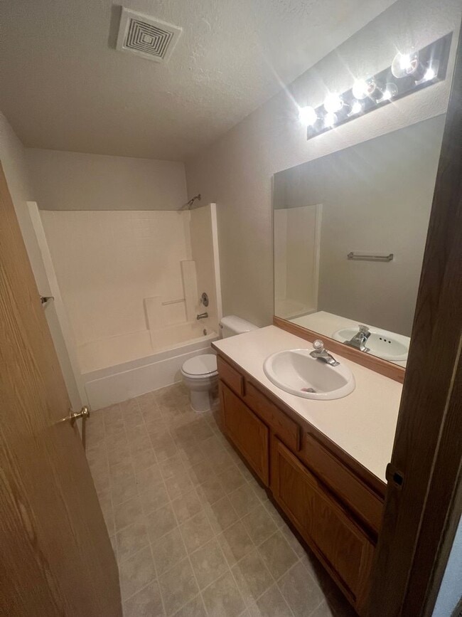 Building Photo - Cozy & Updated 2BD/2BA with Fenced Yard!