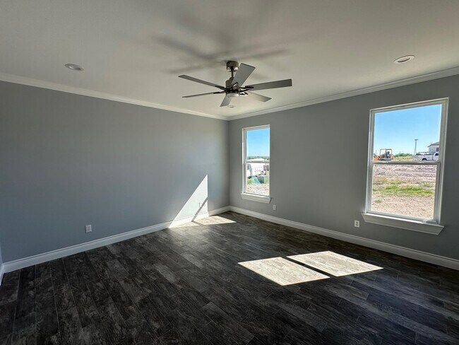 Building Photo - 523 Canyon Creek Dr