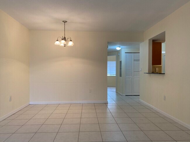 Building Photo - 1157 Golden Lakes Blvd