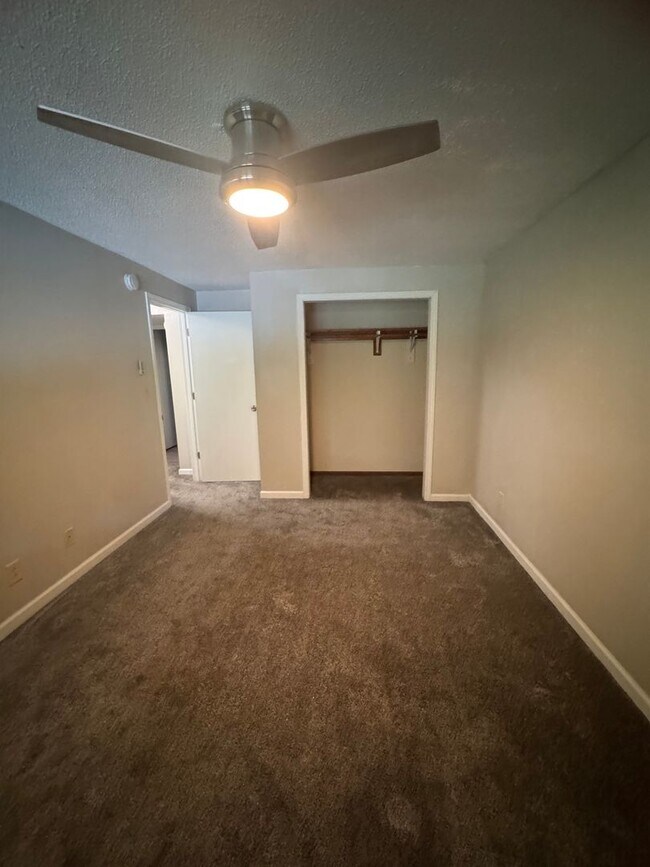 Building Photo - 4 bed 3.5 bath duplex