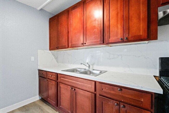 Building Photo - "Charming 1-Bedroom Retreat at 1516B McAllister Avenue, Sacramento – Cozy 760 sq ft with In Unit ...