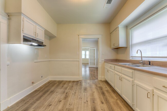 Building Photo - Newer renovation with ensuite bathroom!