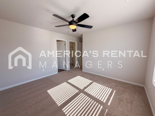 Building Photo - Bright and Spacious Lincoln Townhome for R...