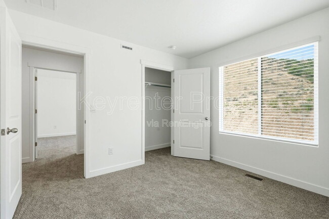 Building Photo - 371 E Levengrove Dr
