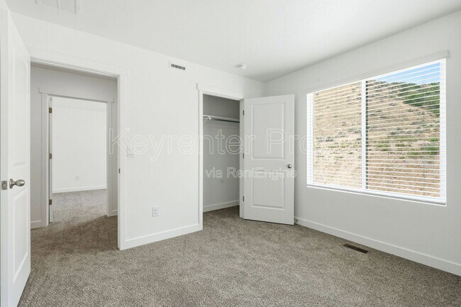 Building Photo - 371 E Levengrove Dr