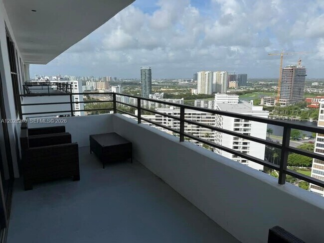 Building Photo - 2500 Parkview Dr