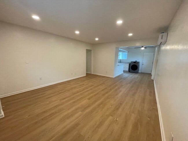 Building Photo - Beautifully Upgraded 3bed 2 bath Front House