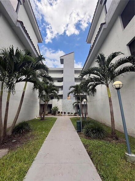 Building Photo - 8215 SW 152nd Ave