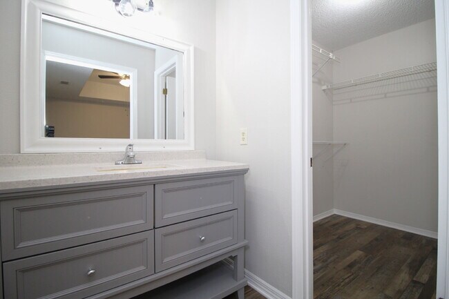 Building Photo - Spacious 3BR Townhome Near Pensacola State College with Flex Room, Private Balcony & Fenced Backy...
