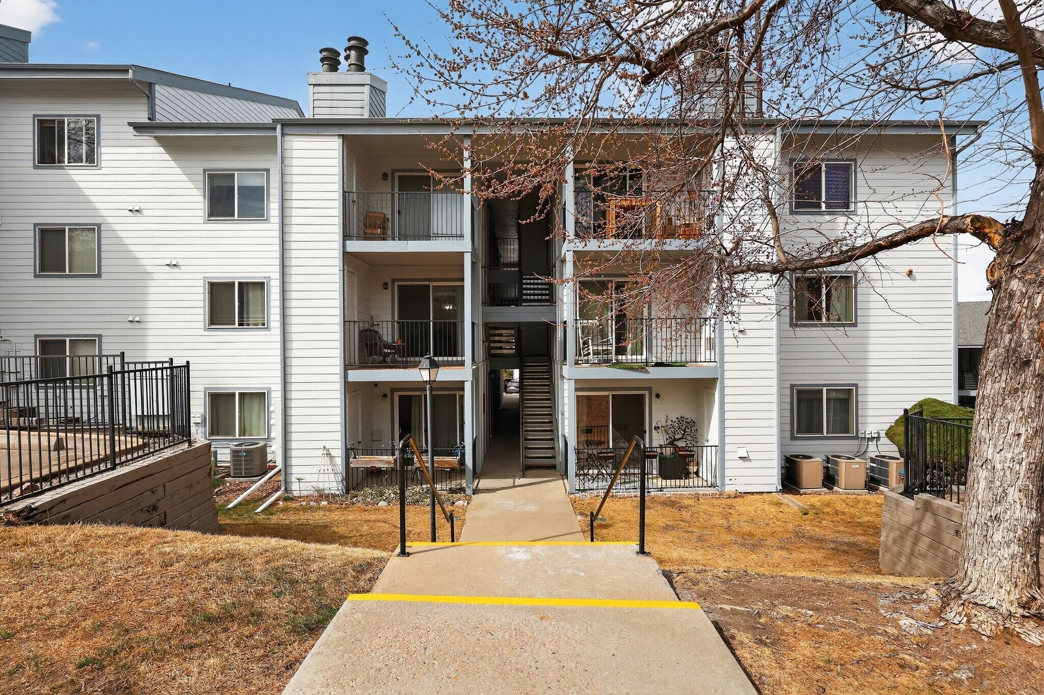 Building Photo - 13085 W Cedar Dr