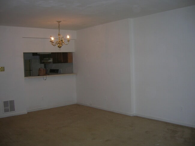 Building Photo - 2 BR/ 2.5 BA Two Bedroom Townhouse in the West End.