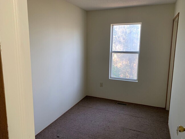 Building Photo - Alluring Homestead