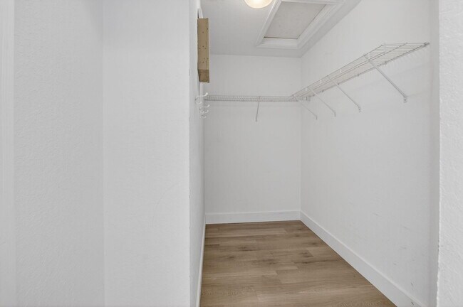 Building Photo - 1418 W Wickham Cir