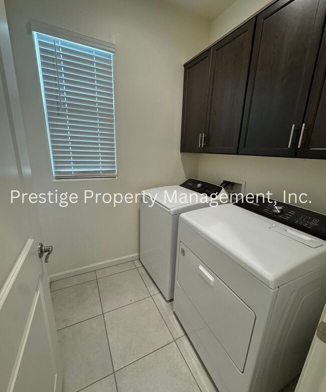 Building Photo - 3/2 Lovely Southwest Home With an Open Layout