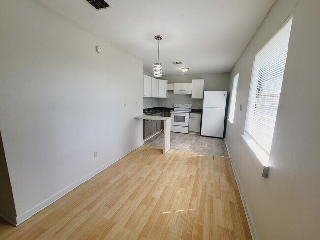 Building Photo - 306 White Dr