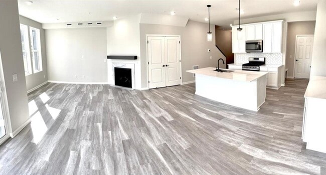 Building Photo - Sparkling 3bed 3bath in Eagan!