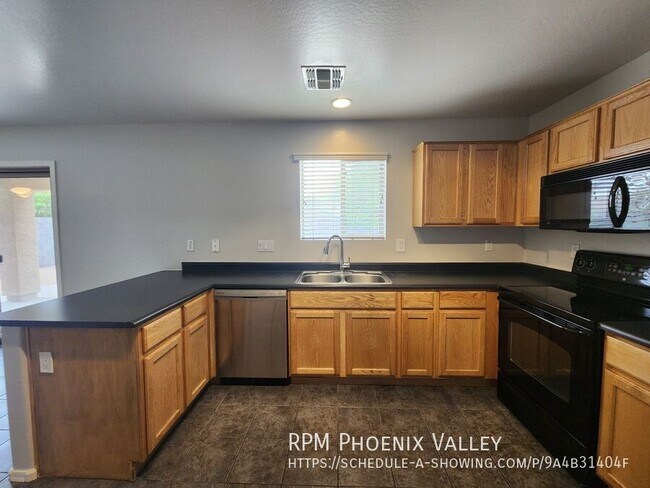 Building Photo - 13921 W Port Royale Ln
