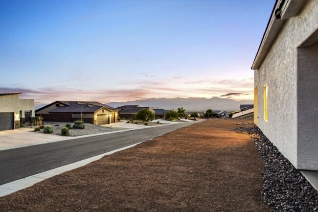 Building Photo - Beautiful Contemporary home with panoramic views! Community pool and club house use included.